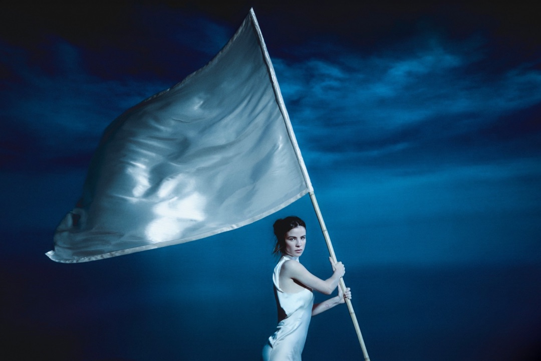 GIULIA BE apresenta EP em espanhol e lança videoclipe confessional de “bandera blanca”