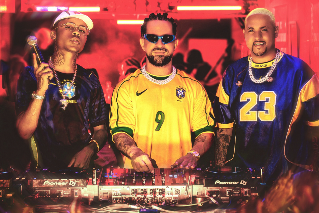 Dennis e Kevin O Chris resgatam a essência dos bailes de favela no álbum “EU E KEVIN, DENNIS E EU”