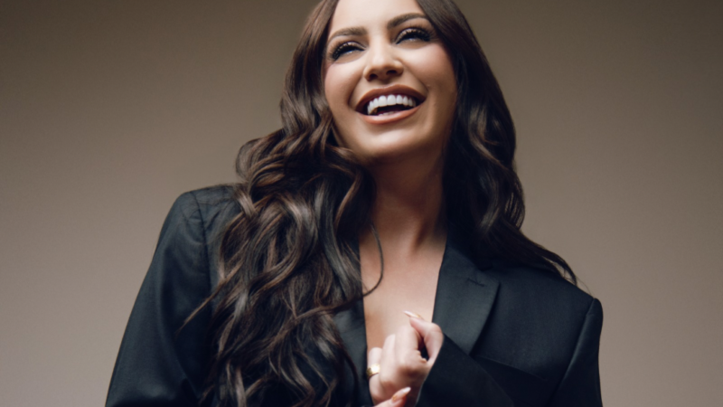 Raphaela Santos ultrapassa 1 bilhão de streamings e vive fase histórica na carreira.