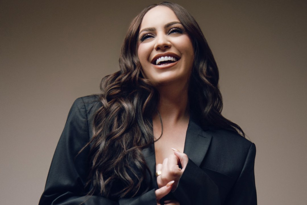 Raphaela Santos ultrapassa 1 bilhão de streamings e vive fase histórica na carreira.