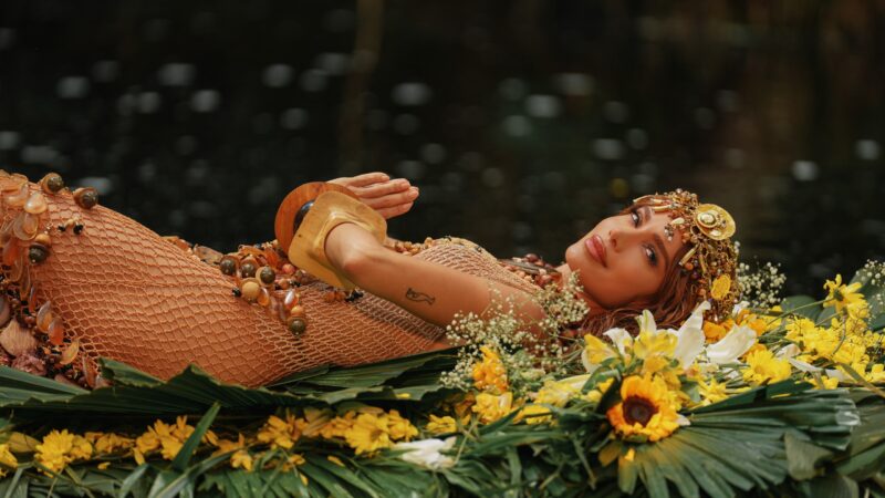 Anitta faz oferenda sonora a Oxum revive memórias de força e celebra Brasilidade em último ato de EQUILIBRIVM.