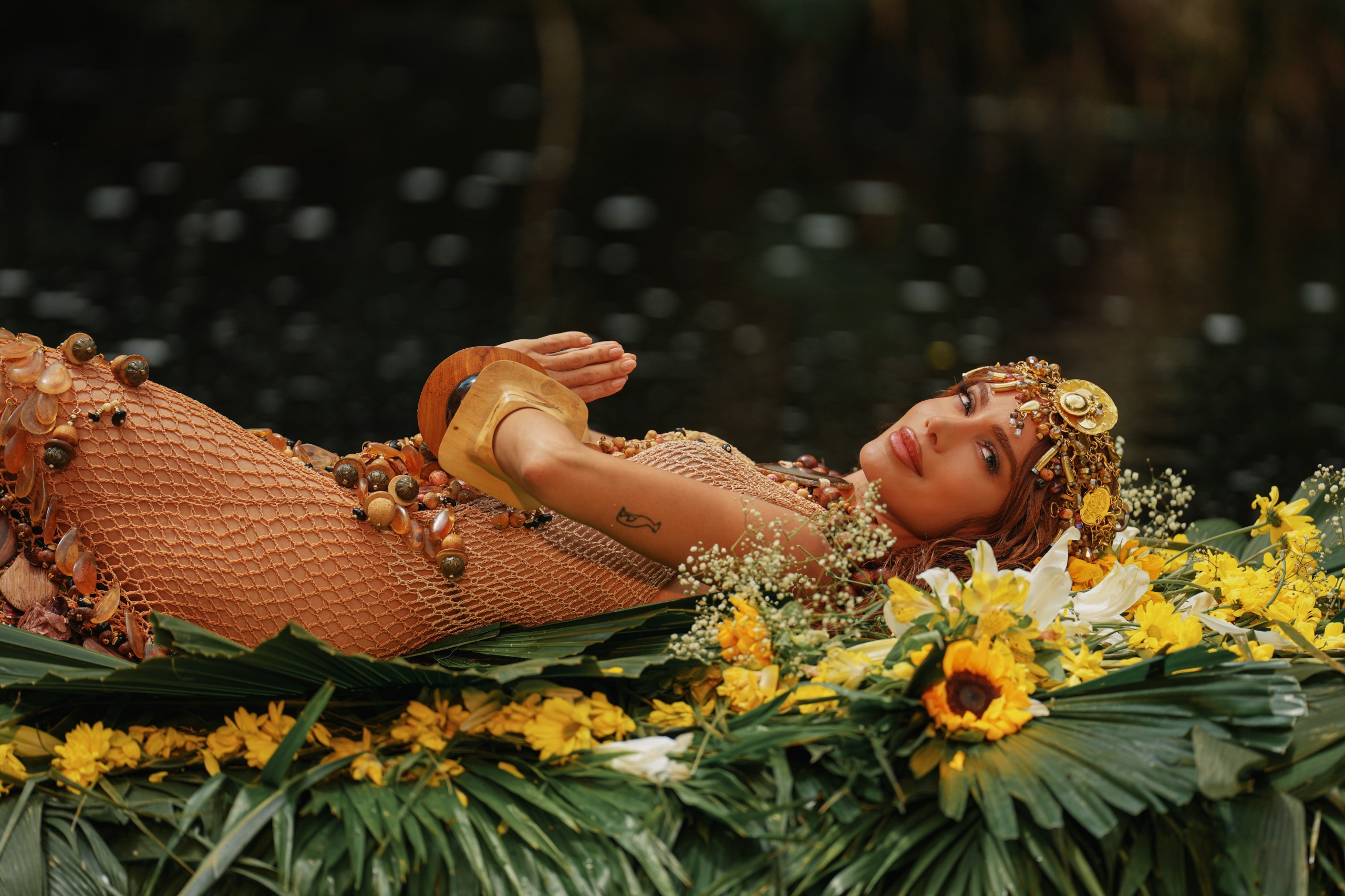 Anitta faz oferenda sonora a Oxum revive memórias de força e celebra Brasilidade em último ato de EQUILIBRIVM.