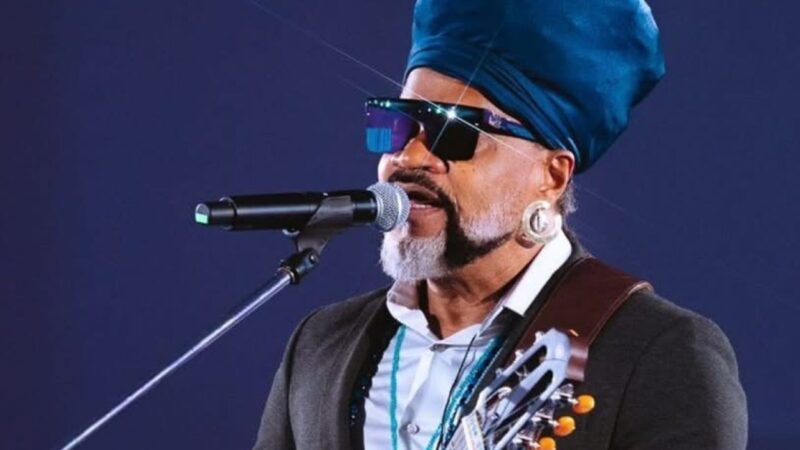 Em comemoração à Copa do Mundo 2026, Carlinhos Brown lança nova versão do álbum “Vibrasil Beats Celebration”, em parceria com o DJ e produtor Deeplick.