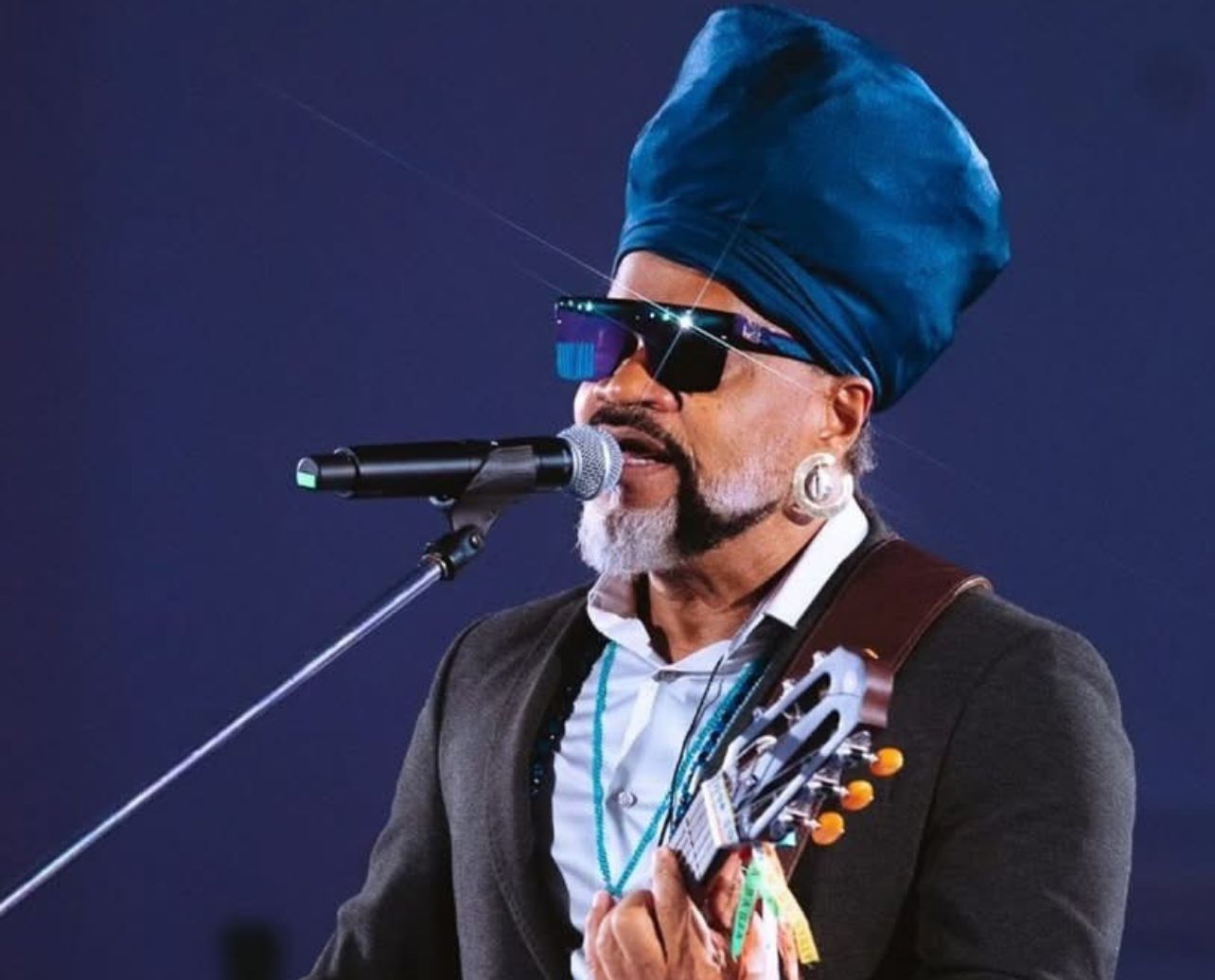 Em comemoração à Copa do Mundo 2026, Carlinhos Brown lança nova versão do álbum “Vibrasil Beats Celebration”, em parceria com o DJ e produtor Deeplick.