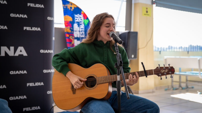 GIANA participa de encontro com estudantes, compartilha trajetória artística e inspira jovens por meio da música.