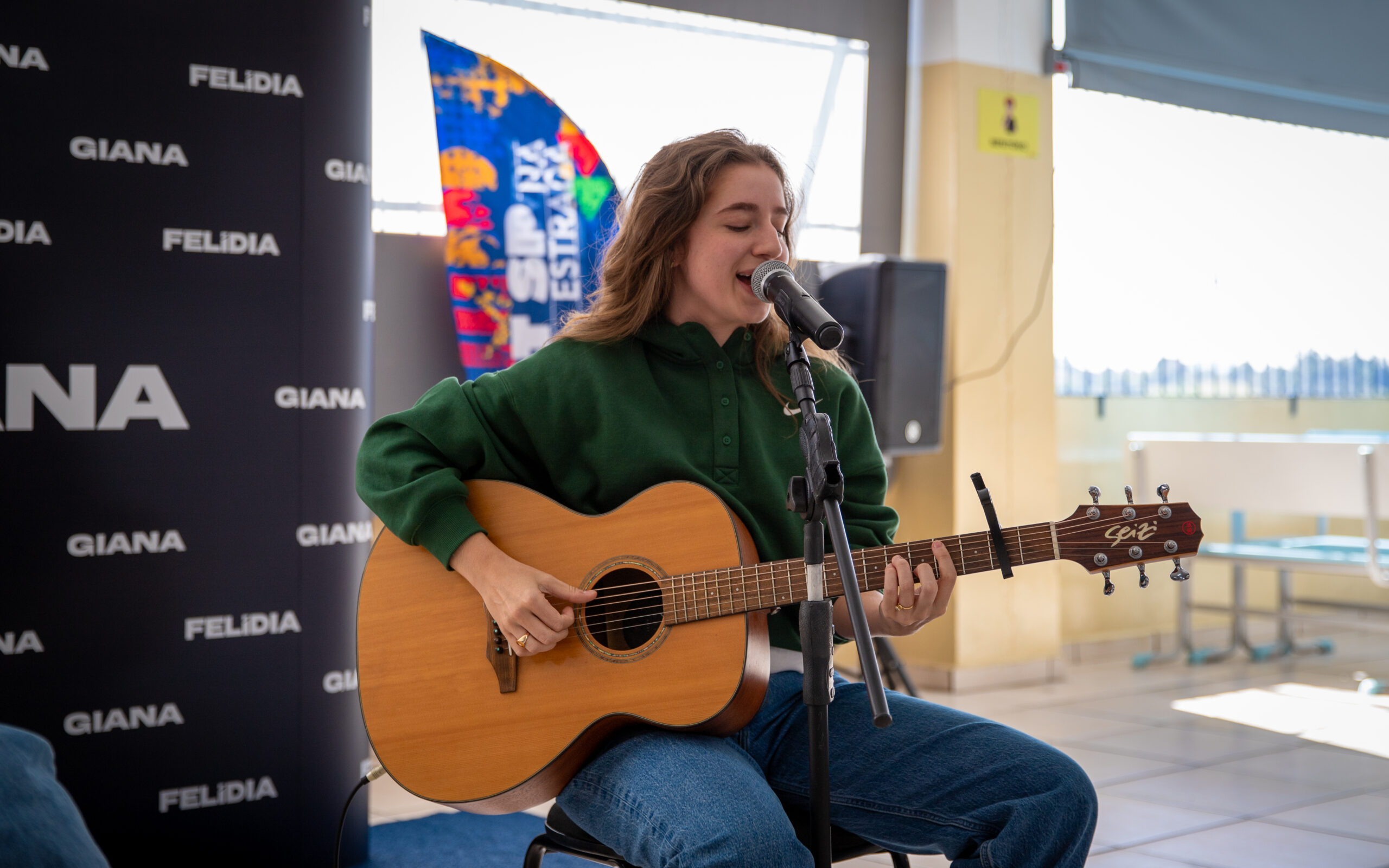 GIANA participa de encontro com estudantes, compartilha trajetória artística e inspira jovens por meio da música.