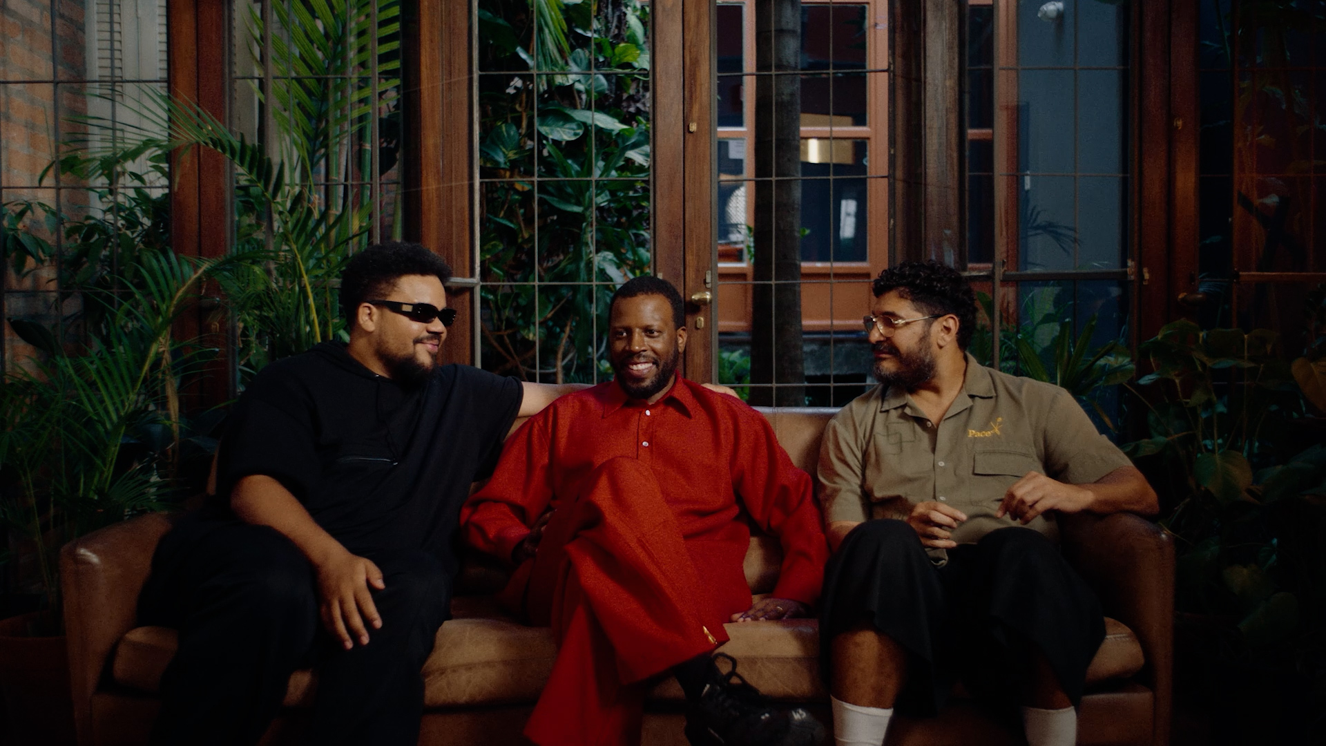 O SOM ENTRE NÓS | Criolo, Amaro Freitas & Dino d’Santiago lançam documentário que atravessa o Atlântico Negro pela música lusófona.