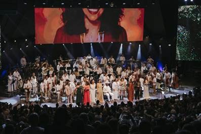 OSBA lança single de Flor de Maracujá, de Gal Costa, com participação da atriz Sophie Charlotte.