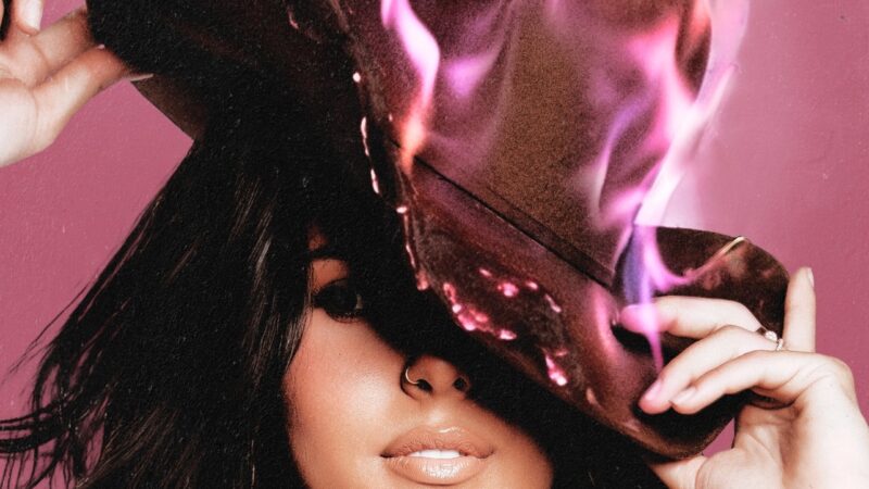 Ana Castela revela capa de “Fire Arena”, seu novo álbum.