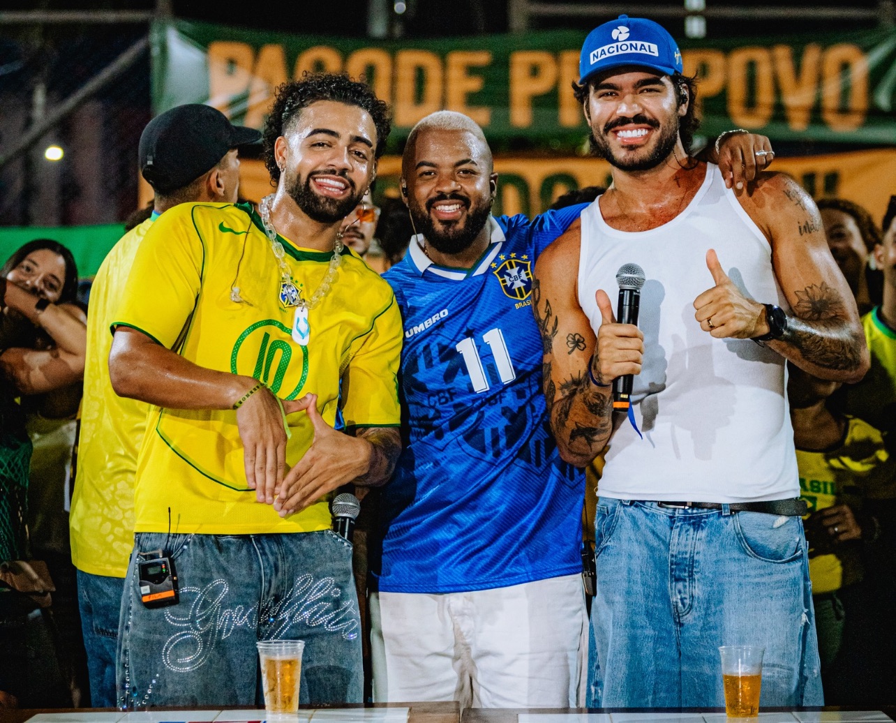 “Uau”: Com inspiração de Bad Bunny, Diggo e Som De Faculdade exalam latinidade em novo lançamento.