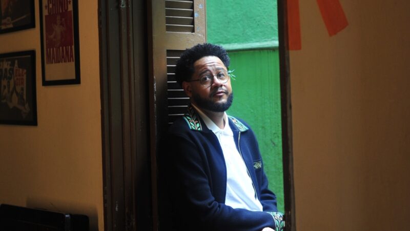 Emicida propõe ação de incentivo à leitura no Rio de Janeiro como parte de sua nova turnê nacional.