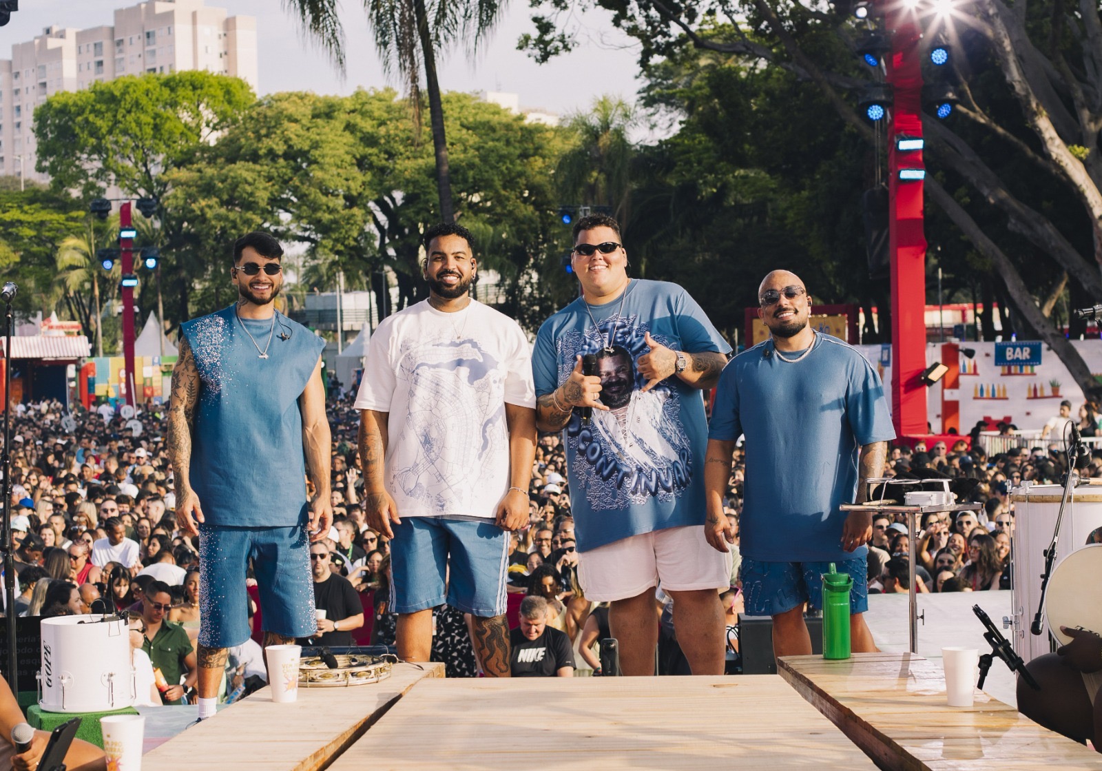 Vila Velha recebe turnê ‘Churrasquinho -+’ em clima de Copa do Mundo no sábado (13).