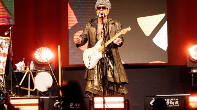 Carlinhos Brown encanta o público em show no Marrocos neste sábado.
