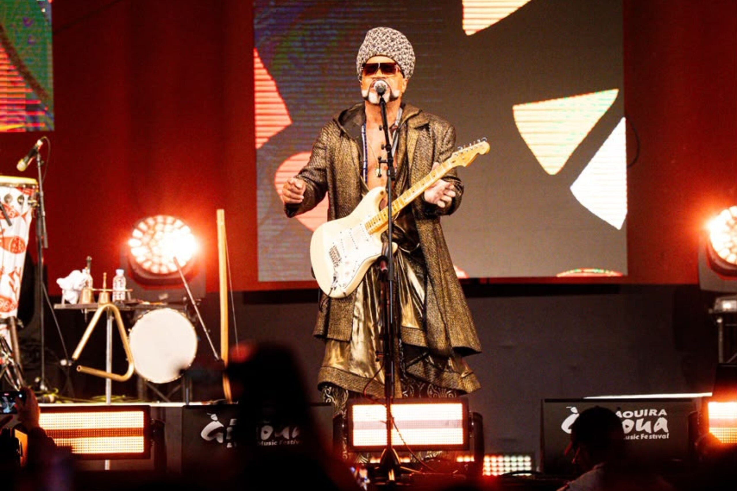 Carlinhos Brown encanta o público em show no Marrocos neste sábado.