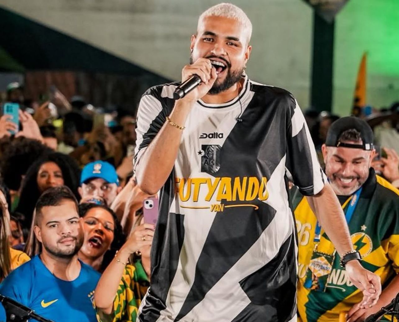 Yanz estreia FutYANdo com casa cheia e clima de Copa ao lado de Léo Santana e Benzadeus.