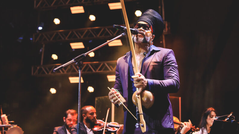 Carlinhos Brown e Orquestra Ouro Preto celebram parceria no álbum “Afrossinfonicidade”