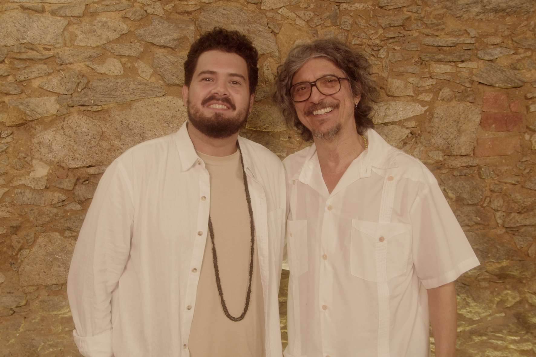 Com participação especial de Pedro Luís, Matheus Nicolau lança o álbum “Feixe no Escuro”
