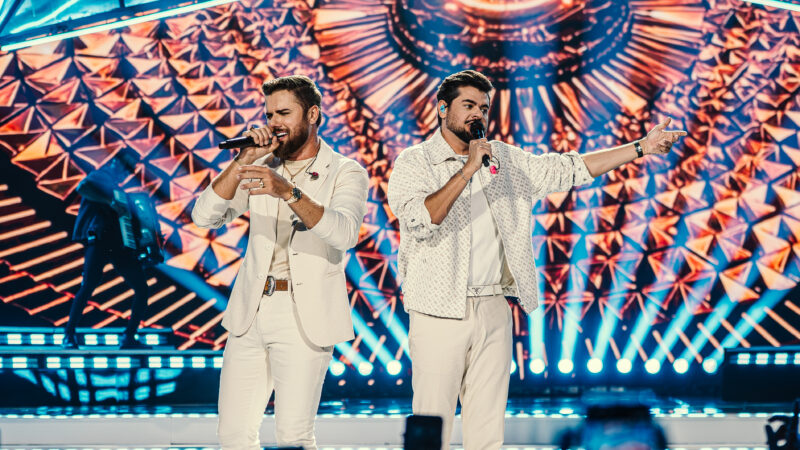 Zé Neto & Cristiano divulgam música com trecho em inglês.