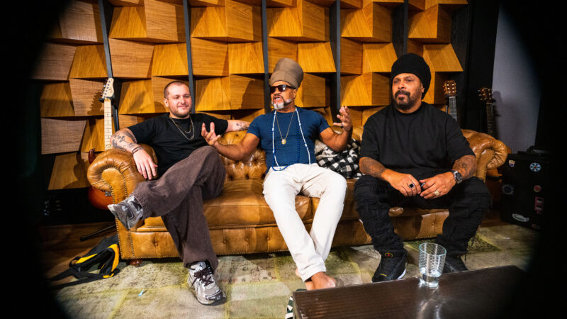 Em clima de Copa do Mundo, Carlinhos Brown, Marcelo Falcão e Bruno Martini se unem no novo single “Eu Me Chamo Brasil”