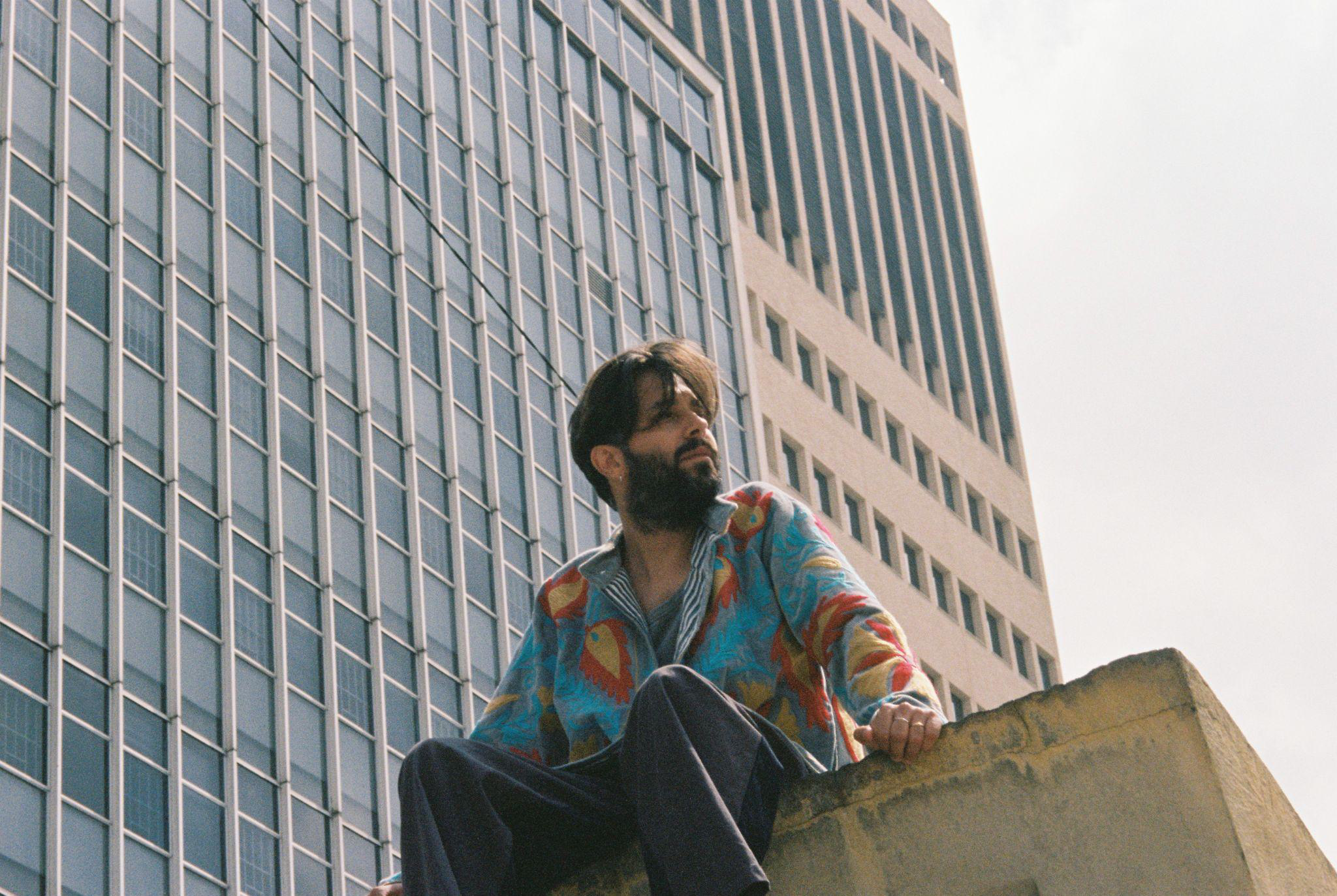 Salvador Sobral anuncia primeiro álbum inteiramente.