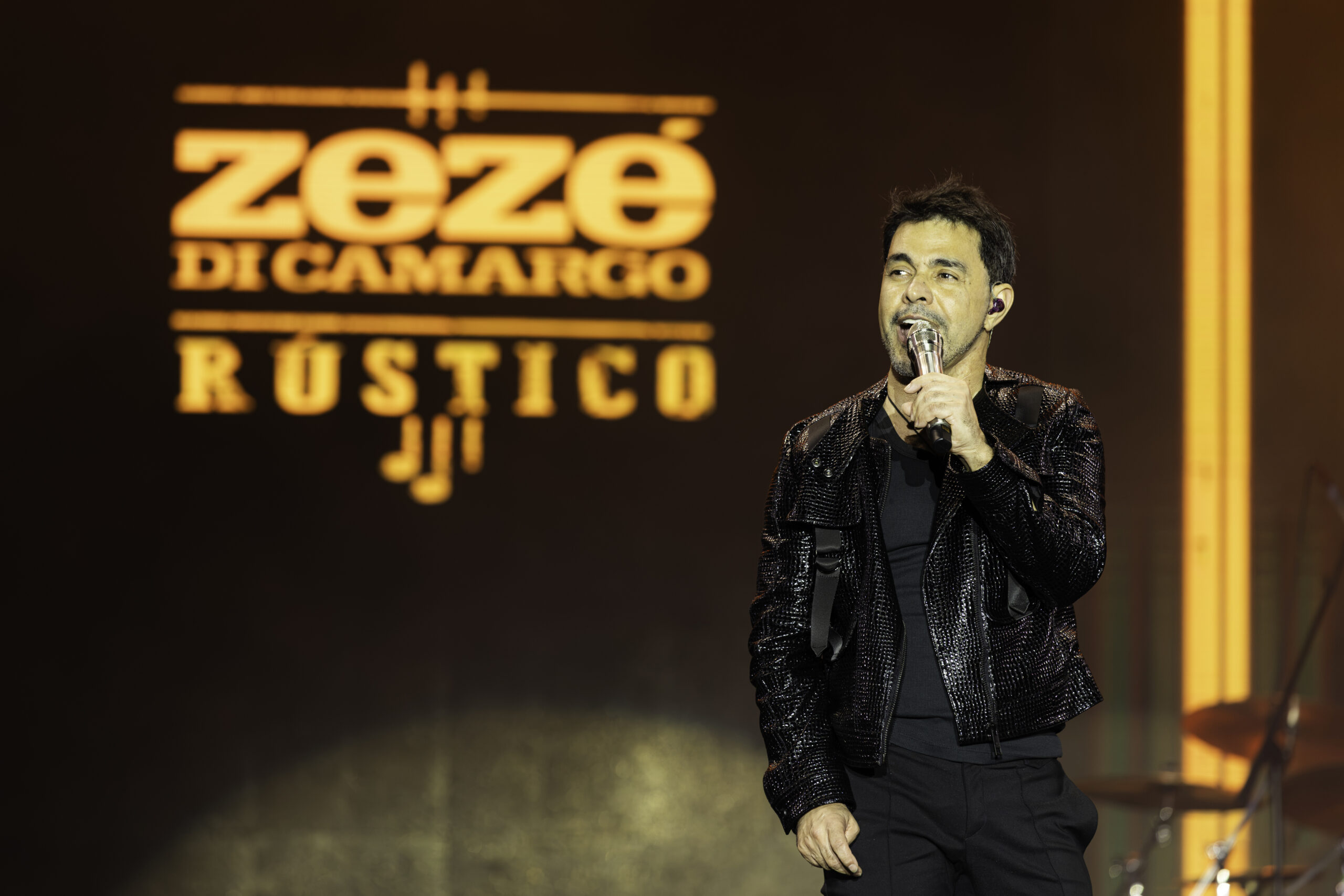 Zezé Di Camargo leva multidão em quatro noites de shows da turnê  “Rústico”, com ingressos esgotados na estrada de São João.