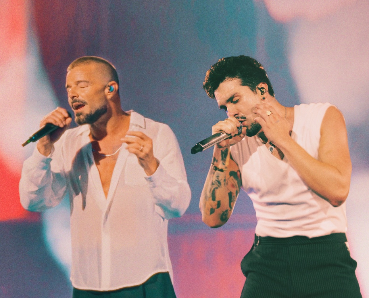 Ricky Martin revisita seu hit icônico “Te Extraño, Te Olvido, Te Amo” em nova versão em português ao lado de Luan Santana.