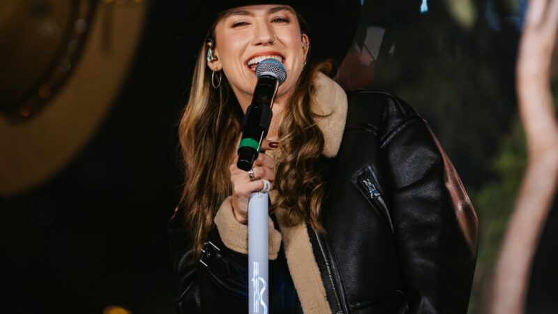 Bruna Viola une clássicos sertanejos e música inédita no lançamento de “Improvável 2”