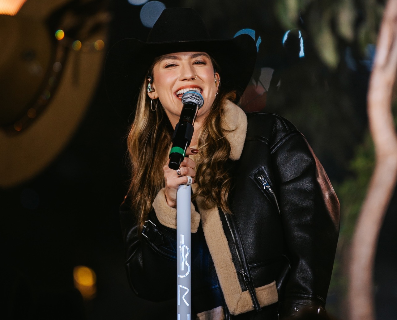 Bruna Viola une clássicos sertanejos e música inédita no lançamento de “Improvável 2”