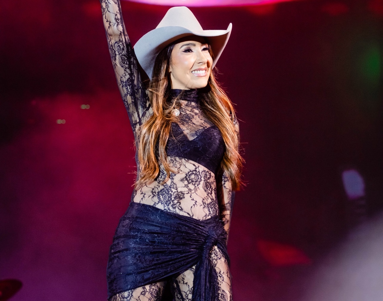 Com quase 30 shows em junho, Galícia Cruz desponta como fenômeno do São João e amplia força do forró romântico pelo Brasil.