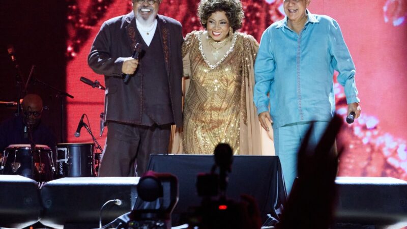 Zeca Pagodinho & Alcione & Jorge Aragão levam 65 mil pessoas ao Maracanã na estreia d’O Maior Encontro do Samba.