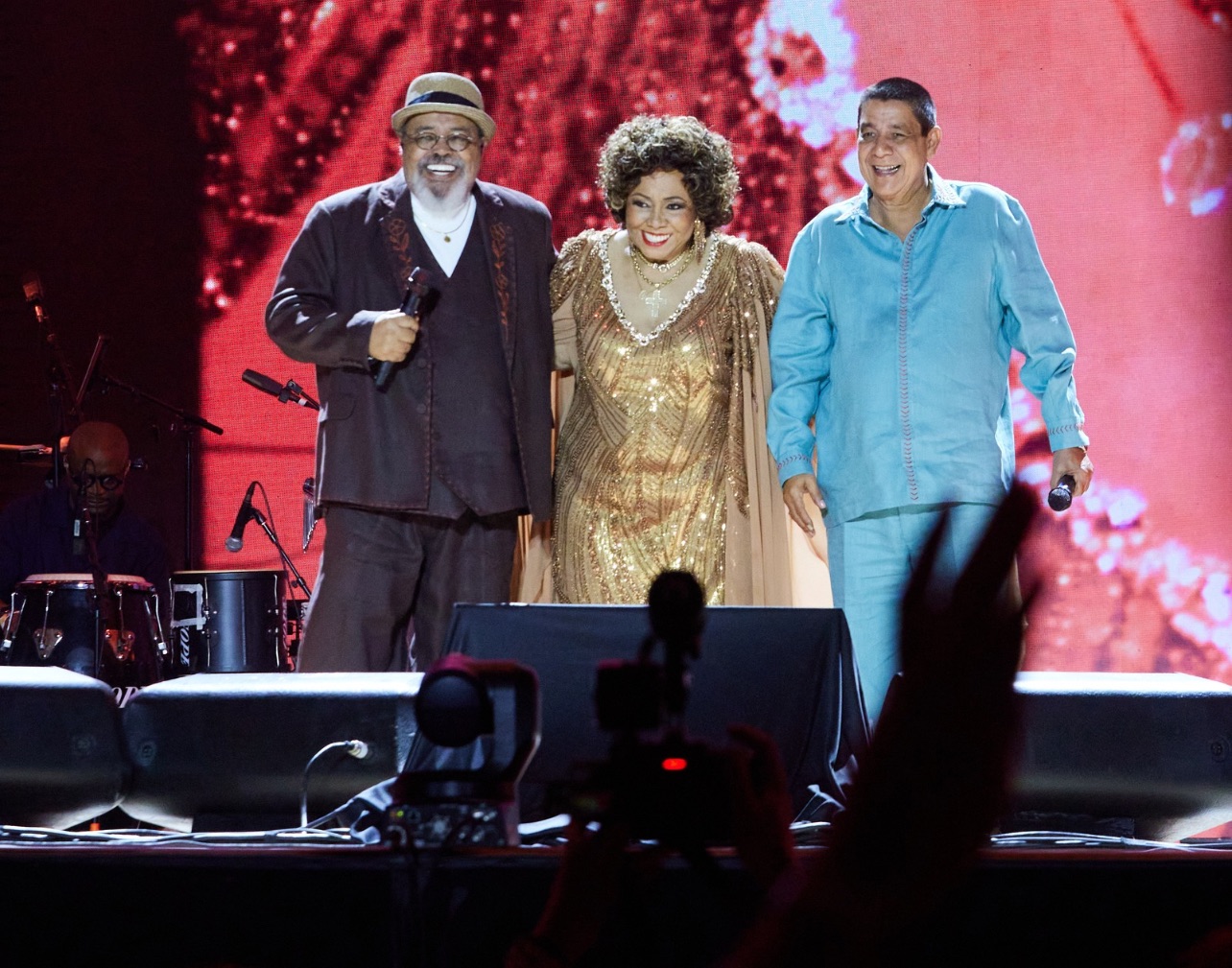 Zeca Pagodinho & Alcione & Jorge Aragão levam 65 mil pessoas ao Maracanã na estreia d’O Maior Encontro do Samba.