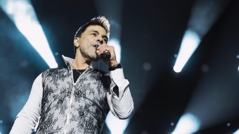 Zezé Di Camargo bate recorde e emociona fãs em quatro cidades durante maratona de shows.