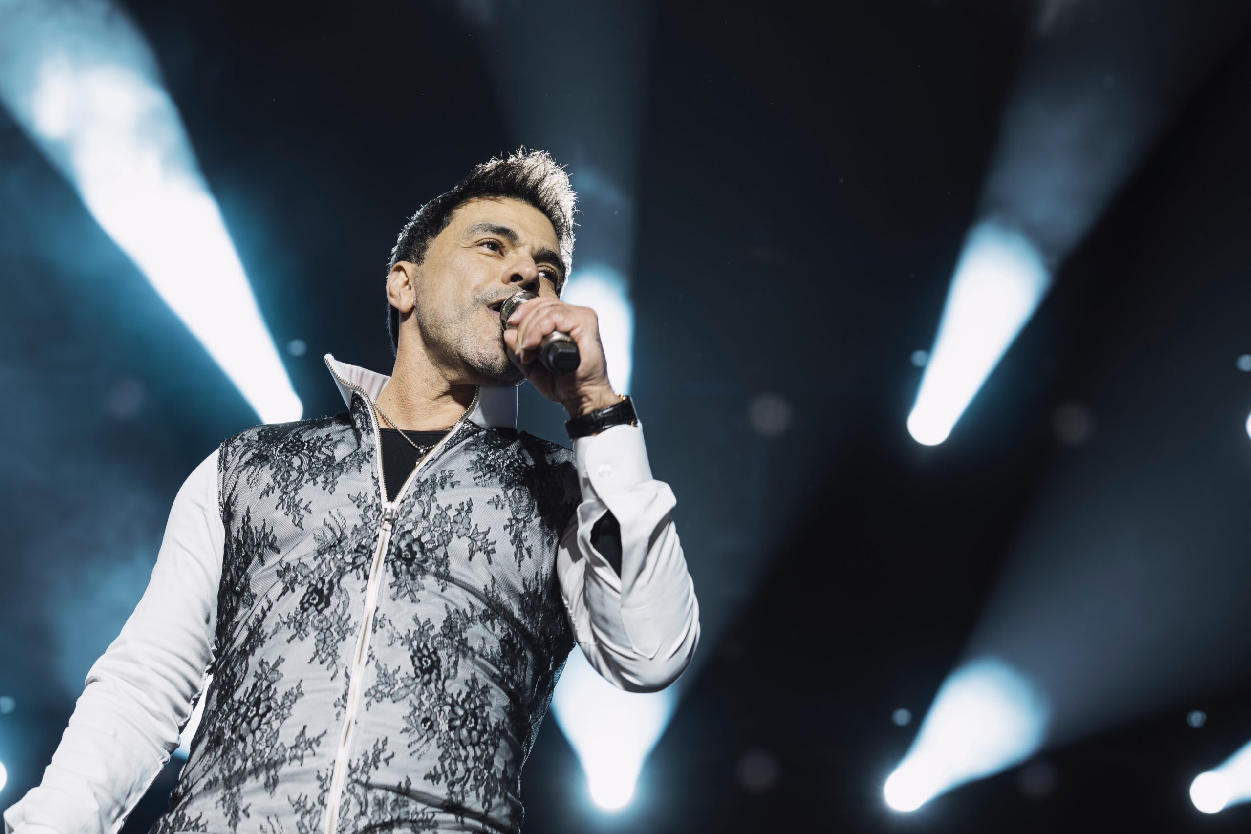 Zezé Di Camargo bate recorde e emociona fãs em quatro cidades durante maratona de shows.