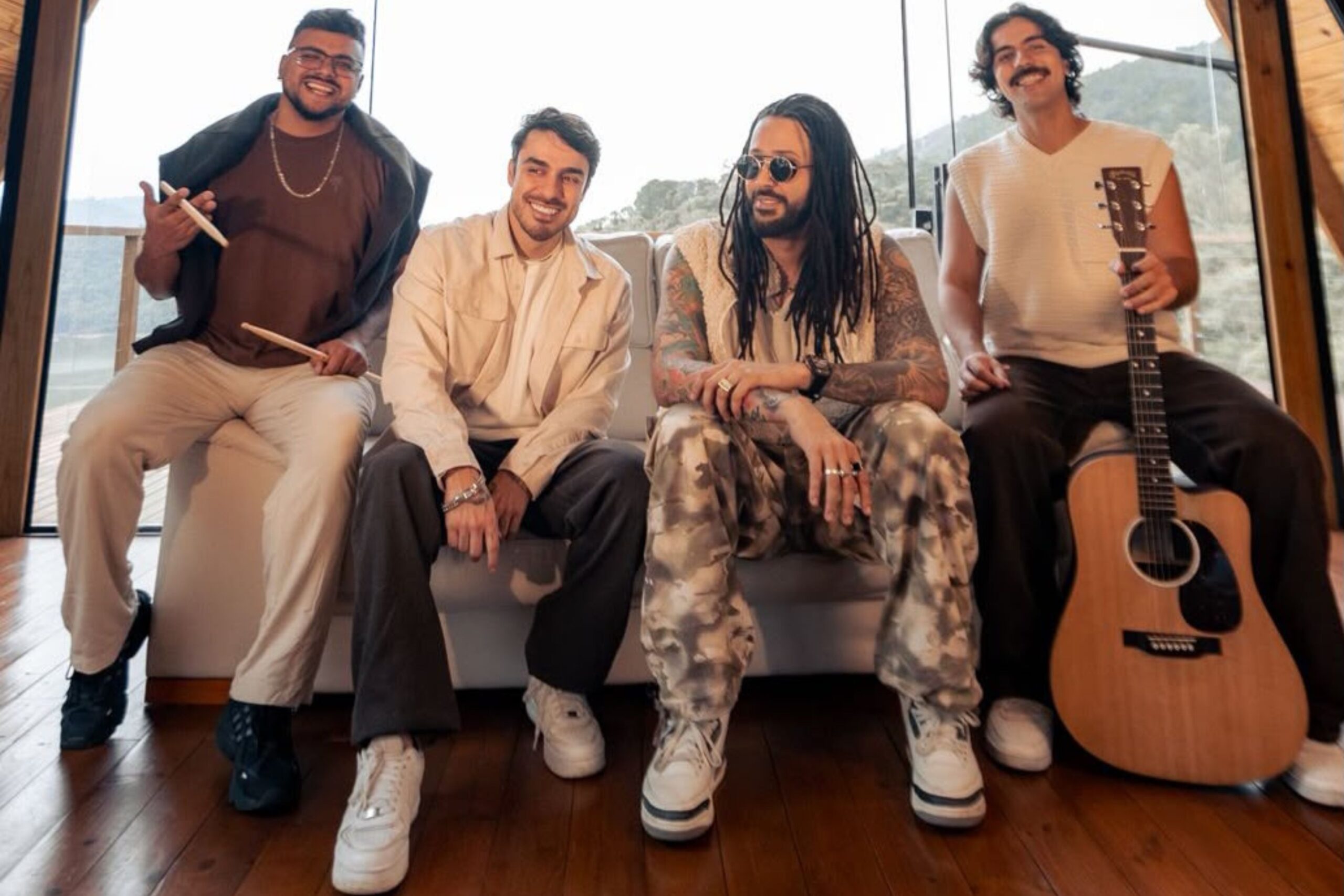 Com mais de 30 milhões de reproduções somadas, Voraz e Julies se encontram em “Sessão da Tarde”