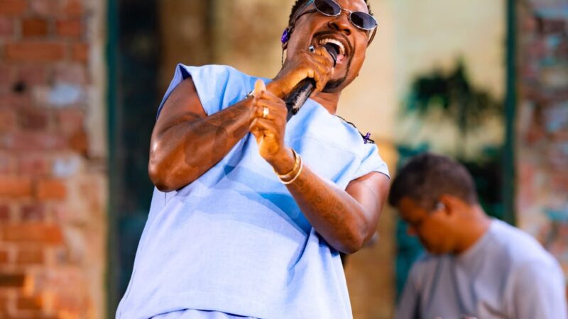 Mumuzinho estreia turnê de “Simples Assim” no Pagode da Feira, no Rio de Janeiro.