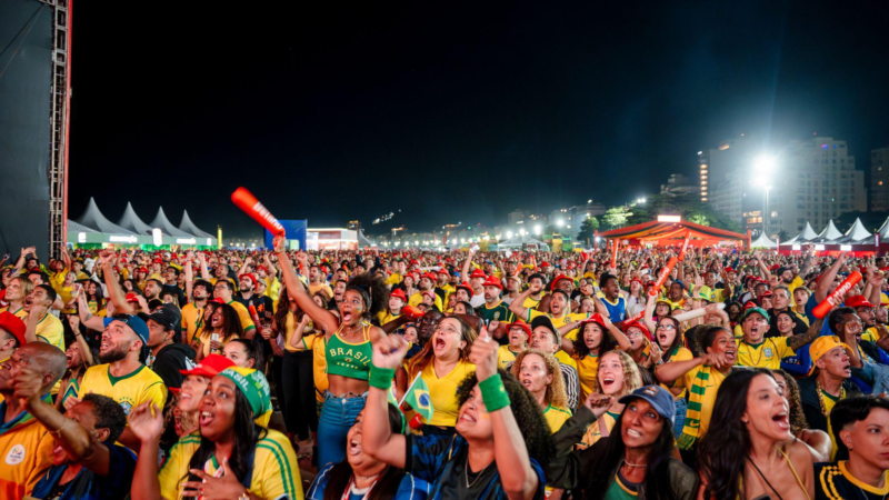 Arena Copacabana encerra programação da Copa do Mundo com shows de Xande de Pilares, Clareou e Bateria da Beija-Flor.