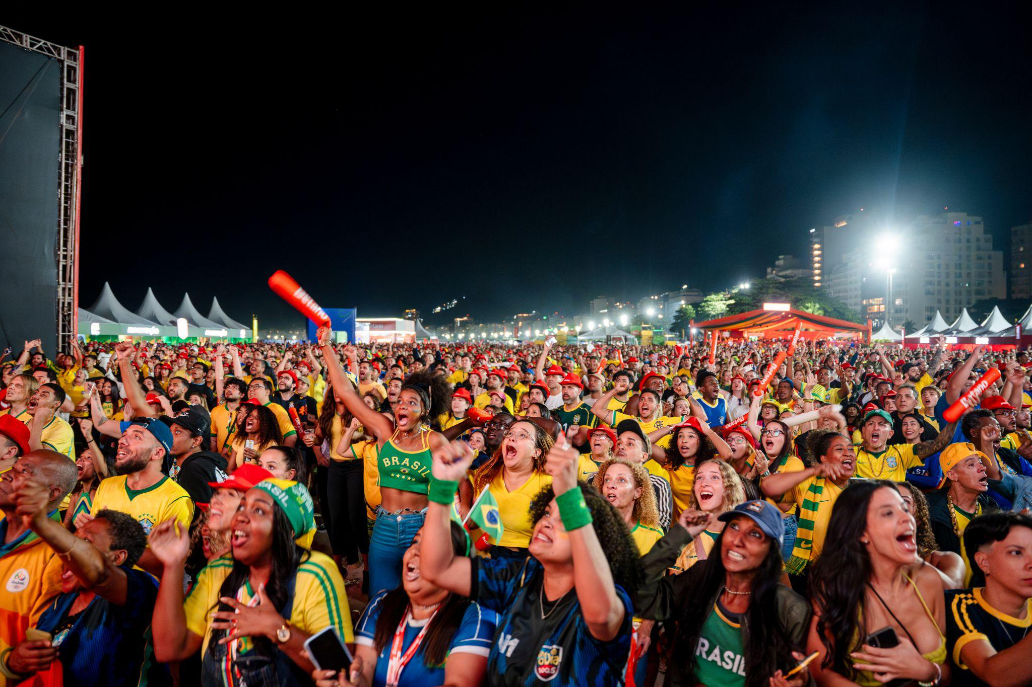 Arena Copacabana encerra programação da Copa do Mundo com shows de Xande de Pilares, Clareou e Bateria da Beija-Flor.