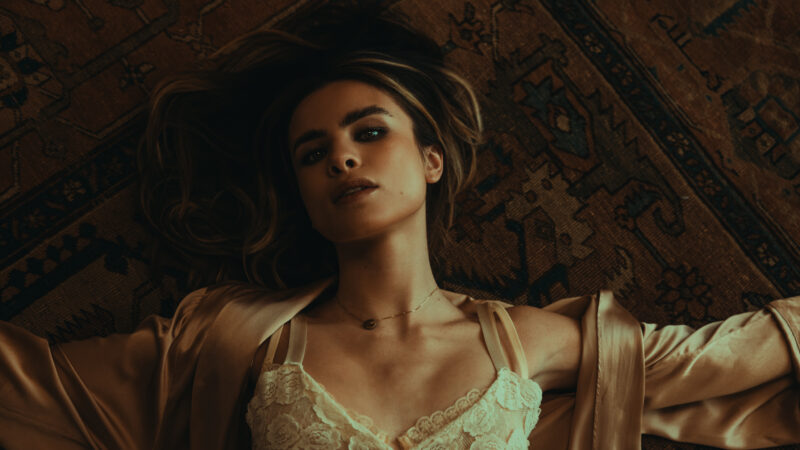 GIULIA BE lança clipe de “911” e completa álbum homônimo nas plataformas, com 21 músicas em três idiomas.