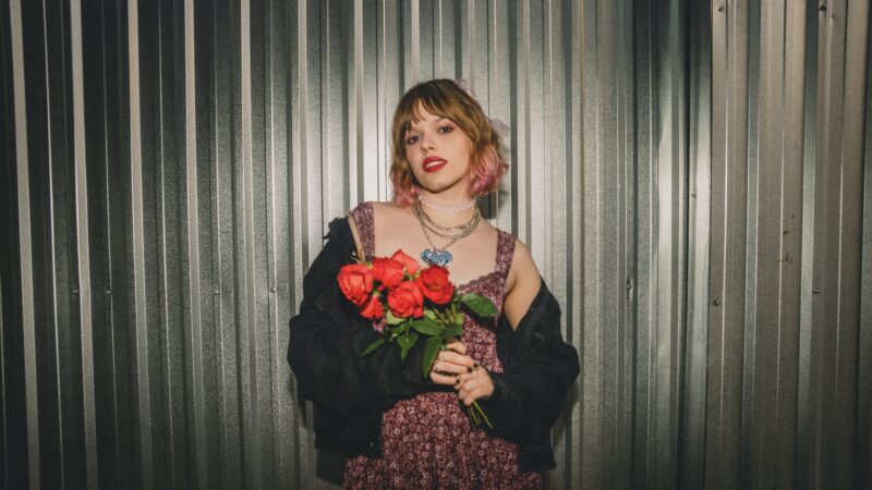 Belle Lune lança a música mais íntima da carreira após viralização com “crush do metrô”