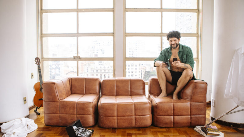 Com inspiração setentista, Jona Poeta celebra a paixão em “Dois Loucos”
