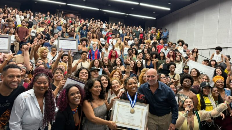 Ebony recebe Medalha Tiradentes em evento contra o feminicídio na UERJ.