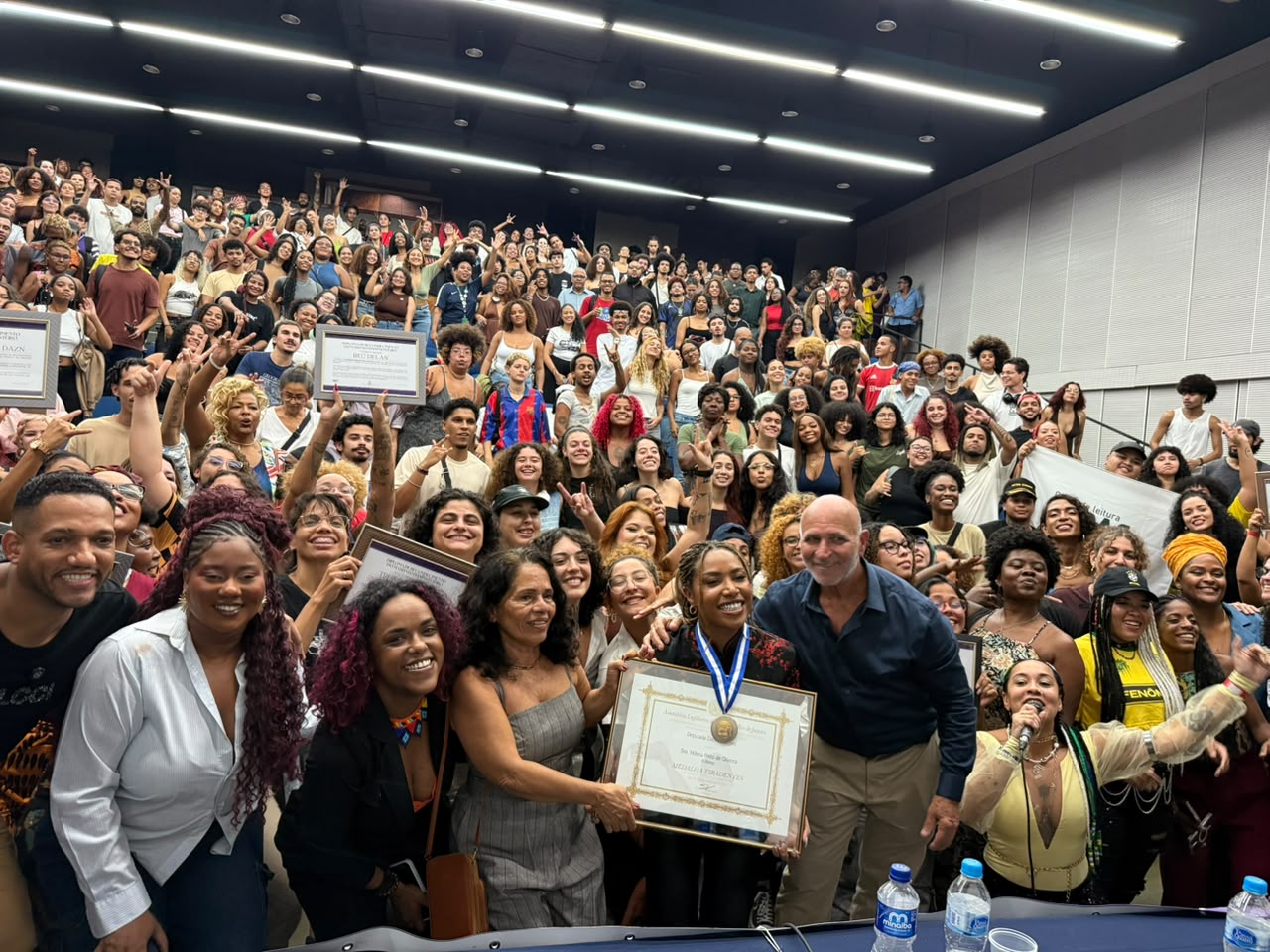 Ebony recebe Medalha Tiradentes em evento contra o feminicídio na UERJ.
