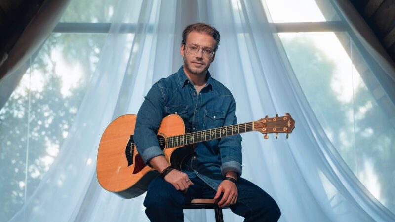 Após alcançar o topo das rádios, BALARA apresenta o show “Acusticamente” no Blue Note, em São Paulo.