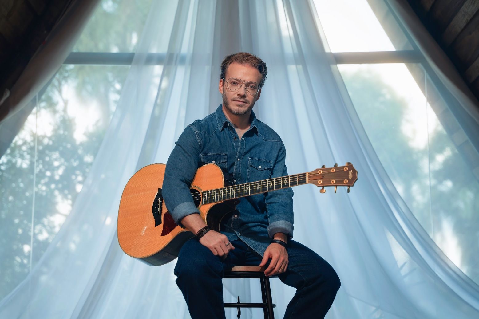 Após alcançar o topo das rádios, BALARA apresenta o show “Acusticamente” no Blue Note, em São Paulo.