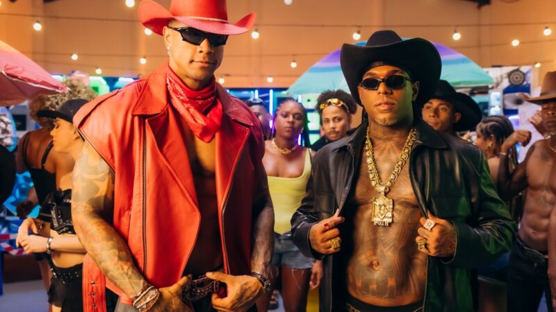 Oh Polêmico une estética cowboy ao movimento do paredão em clipe de ‘laço de fivela’, hit com Léo Santana.