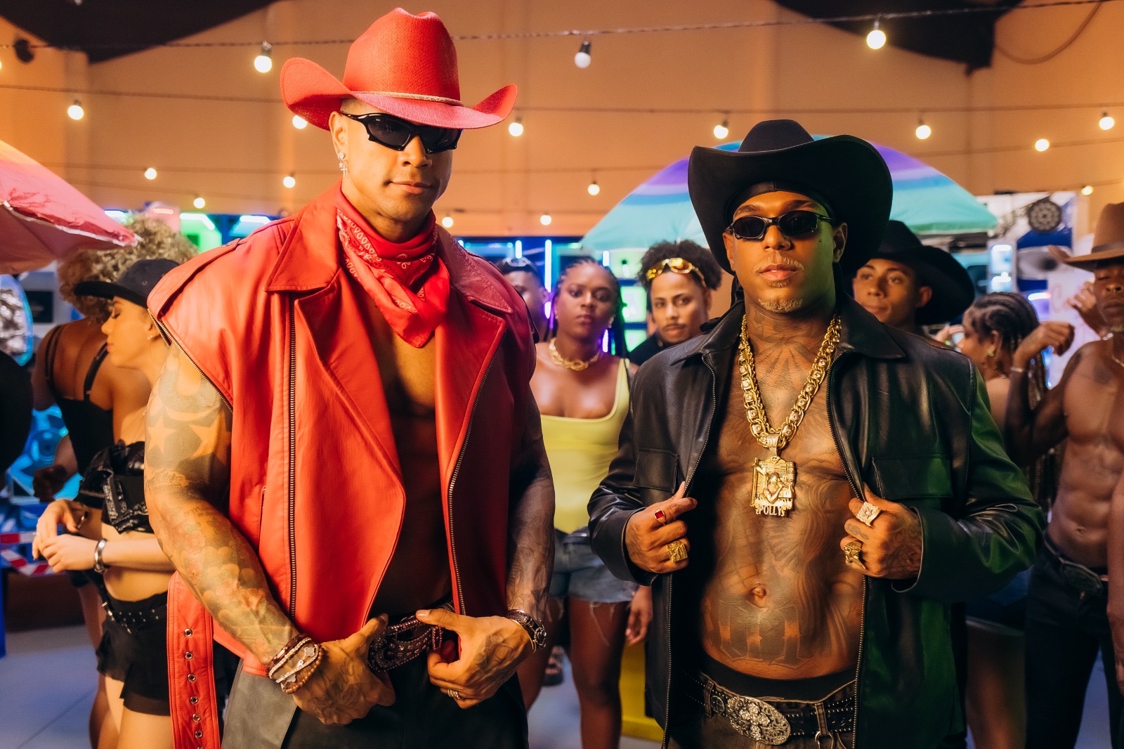 Oh Polêmico une estética cowboy ao movimento do paredão em clipe de ‘laço de fivela’, hit com Léo Santana.