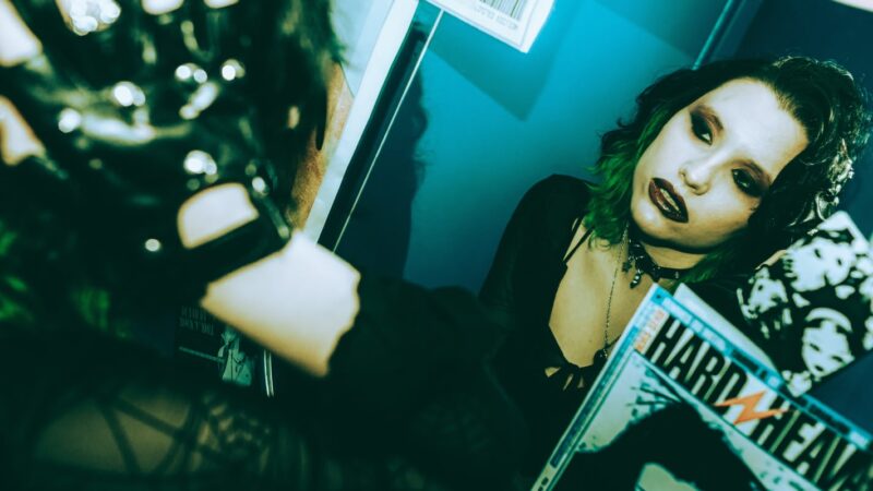 Com pop, guitarras e confissões, Sage lança single inspirado em “pseudo-relacionamento”