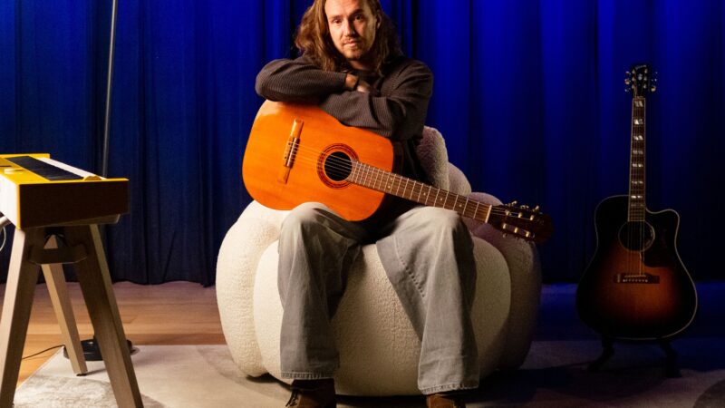 Vitor Kley apresenta “Sozinho e Bem Acompanhado”