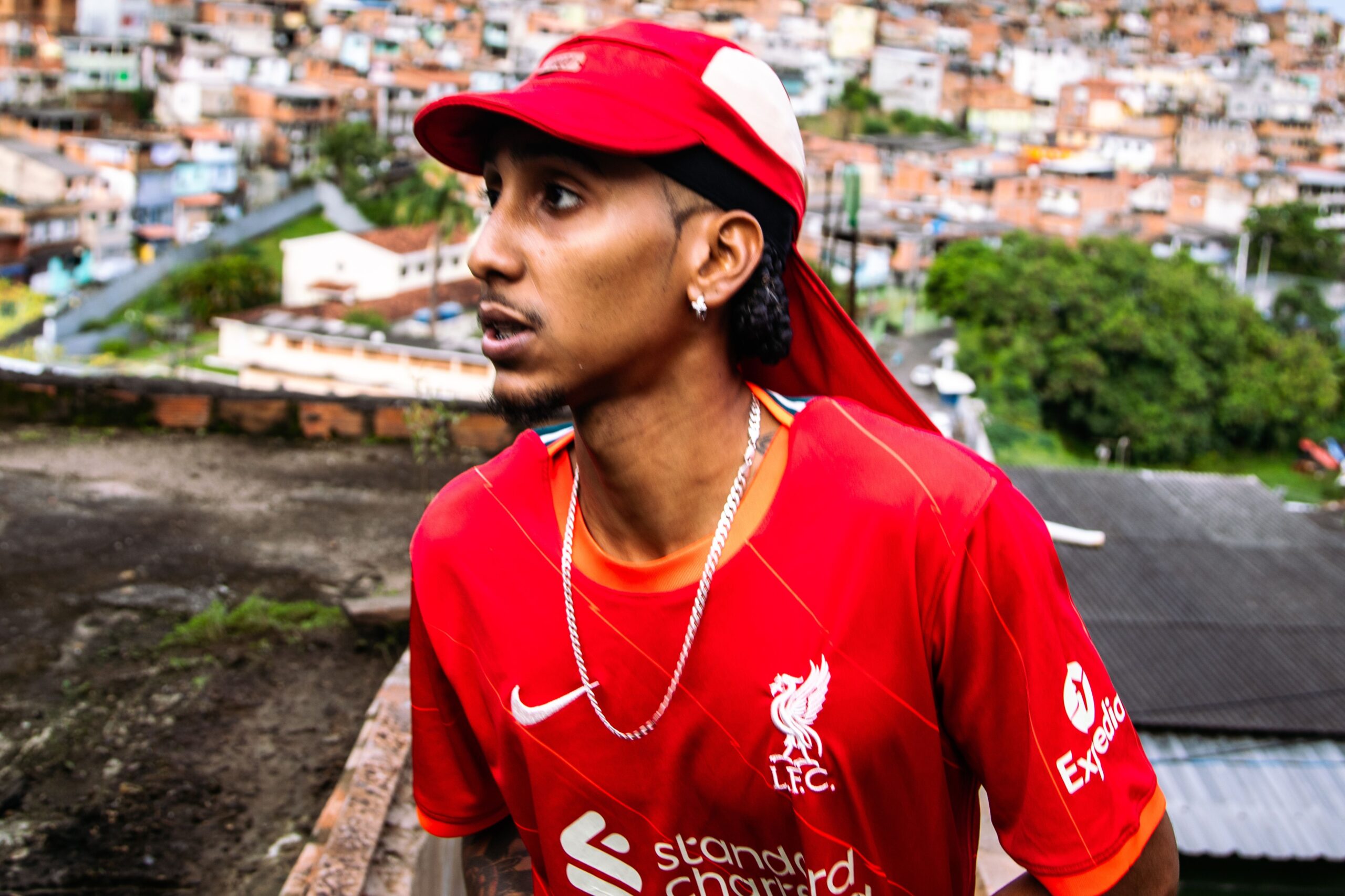 Suiky transforma vivências da periferia em manifesto de superação no álbum “Valioso e Arriscado”