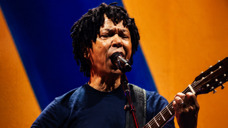 Djavan celebra 50 anos de carreira com show emocionante no Rio e transforma a Farmasi Arena em palco de poesia.